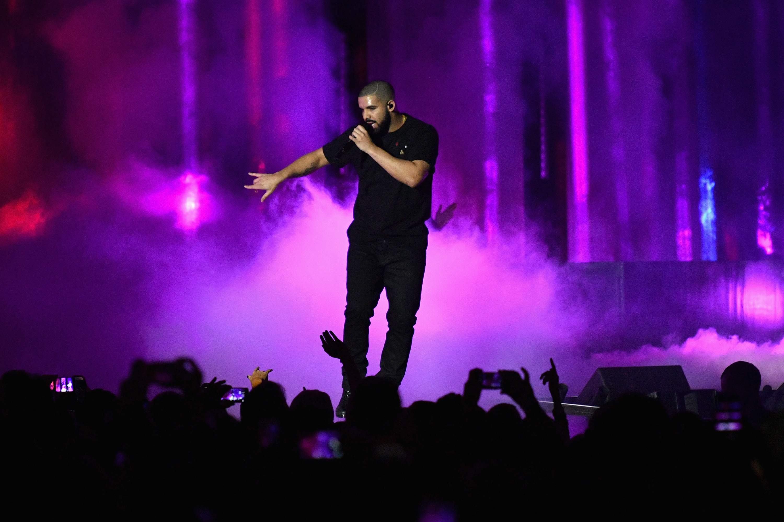 Drake performs onstage at the iHeartRadio Music Festival on September 23, 2016 in Las Vegas, Nevada.  (Photo by Mike Windle/Getty)