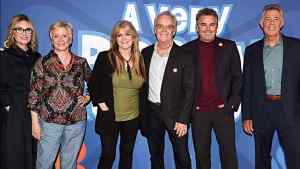 The Brady Bunch Cast Reunite For A Very Brady Renovation