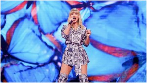 Is Taylor Swift performing her old songs