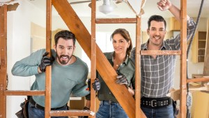 Cindy Crawford joins Drew and Jonathan Scott on Celebrity IOU