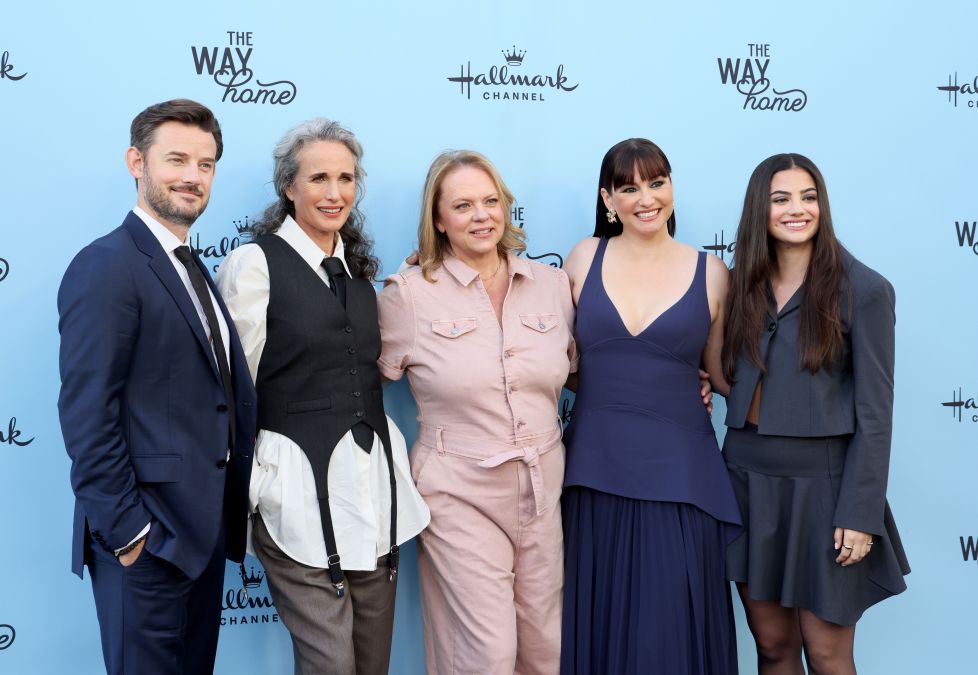 Evan Williams, Andie MacDowell, Chyler Leigh, Sadie LaFlamme-Snow