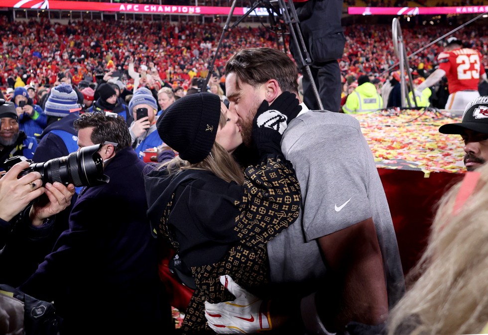 Taylor Swift & Travis Kelce Kiss