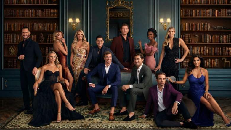 The cast of Southern Charm season 10 in their official cast photo.