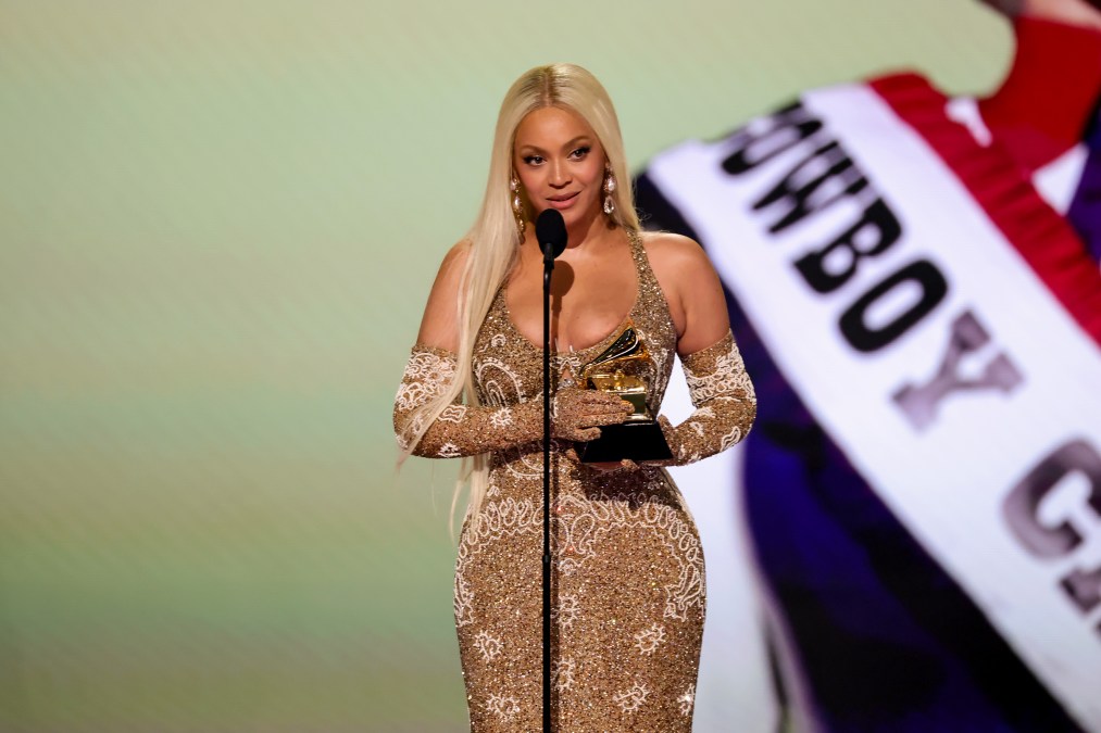 Beyoncé accepts "Best Country Album" award at 67th Annual GRAMMYs (2025)