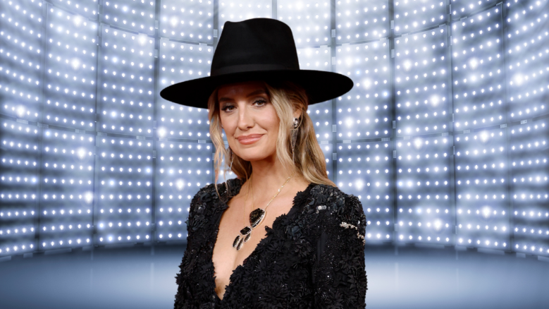 Lainey Wilson posing in an all-black outfit