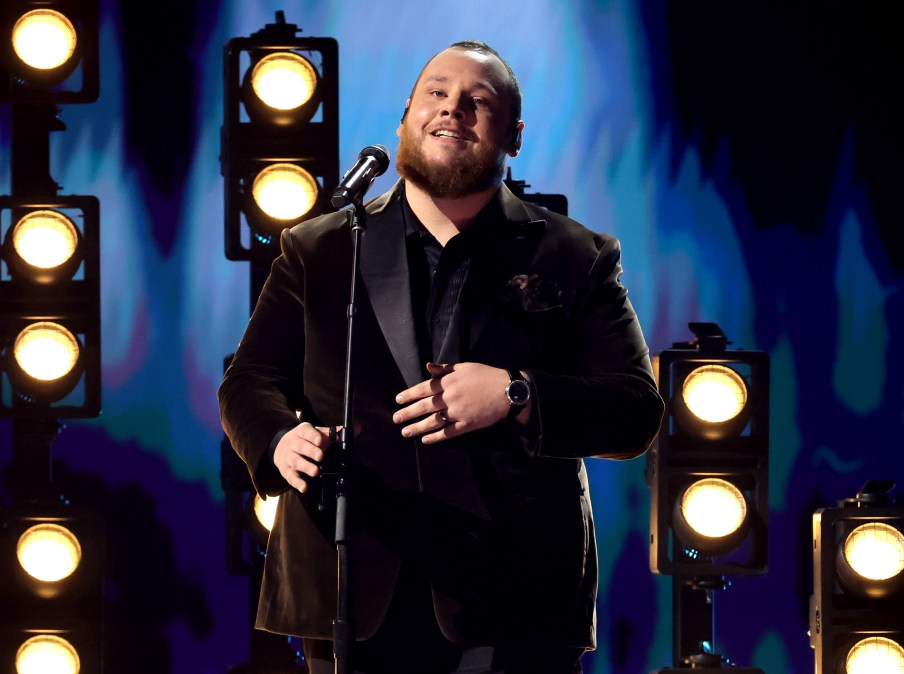 Luke Combs singing