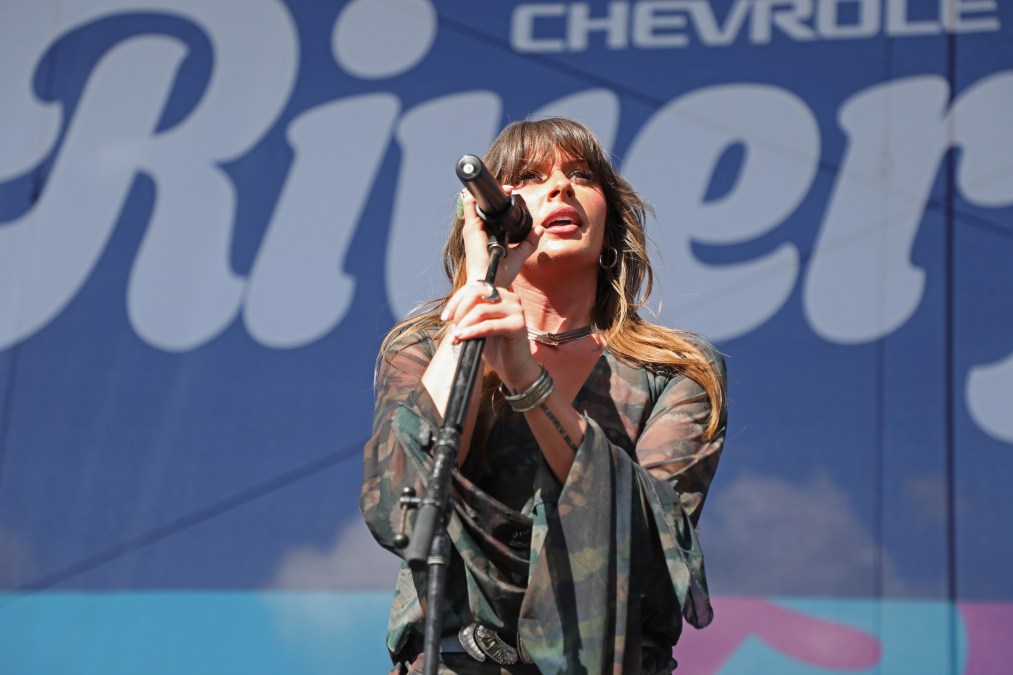 Ella Langley singing into a microphone