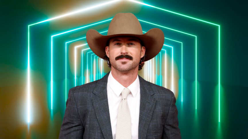 Riley Green posing in a hat