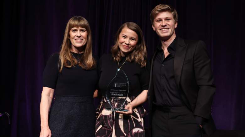 Terri Irwin, Bindi Irwin and Robert Irwin smiling