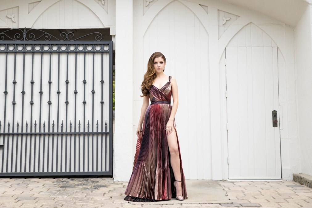 Anna Kendrick poses for an award show