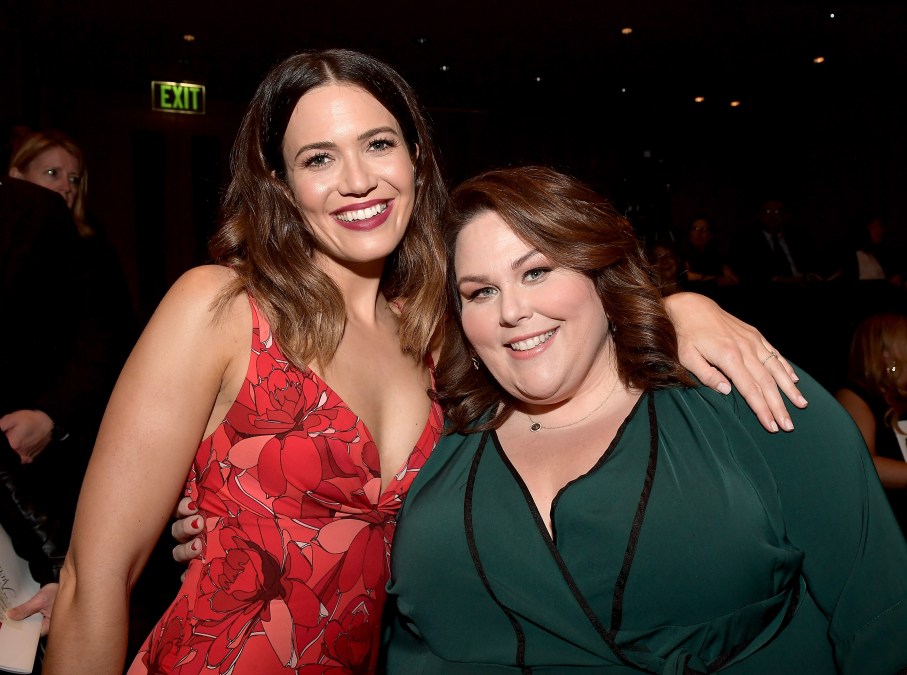  Mandy Moore (L) and Chrissy Metz