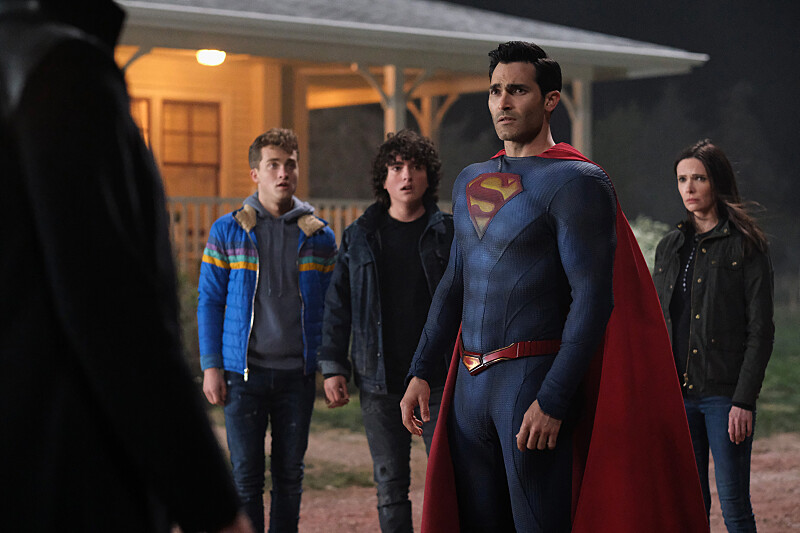 Jordan Elsass, Alexander Garfin, Tyler Hoechlin, and Elizabeth 'Bitsie' Tulloch in a scene from "Superman & Lois"