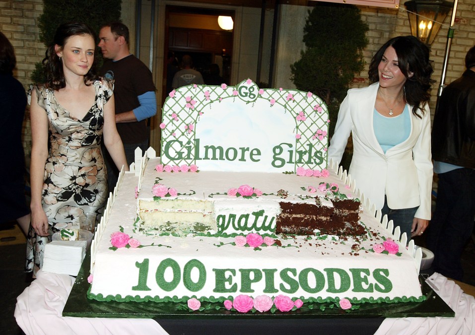  Actors Alexis Bledel (L) and Lauren Graham