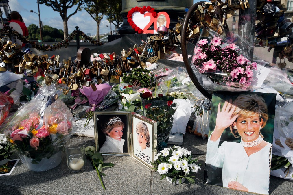  Iconic photos, flowers and messages dedicated to pay homage to Lady Diana to the 20th anniversary of her death 