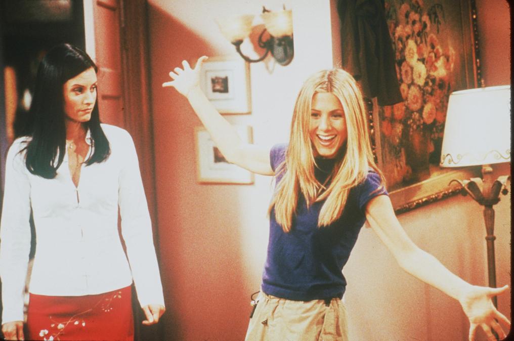 1999 Courteney Cox and Jennifer Aniston star in Friends year VI. Photo NBC
