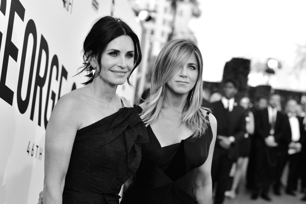 Courteney Cox (L) and Jennifer Aniston 