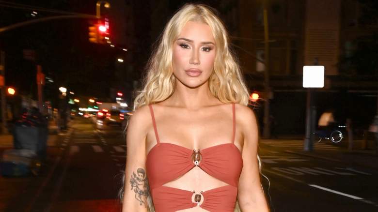 Iggy Azalea walking