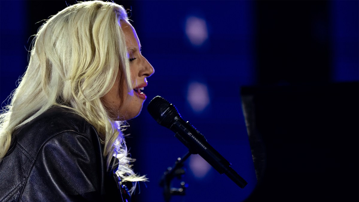 Lady Gaga Breaks Down on Stage After Fiancé’s Heartfelt Words