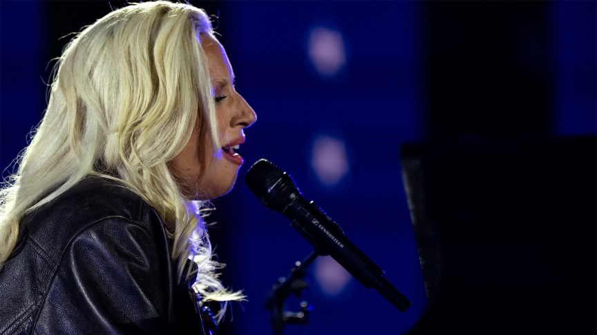 Lady Gaga Breaks Down on Stage After Fiancé’s Heartfelt Words