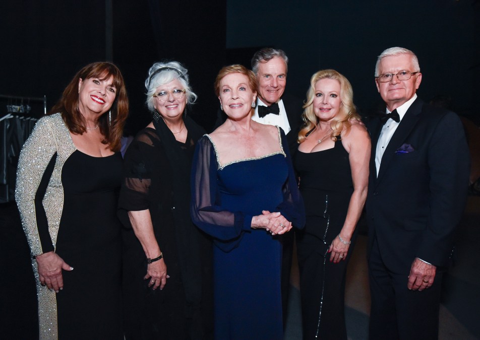  Debbie Turner, Angela Cartwright, honoree Julie Andrews, Nicholas Hammond, Kym Karath, and Duane Chase