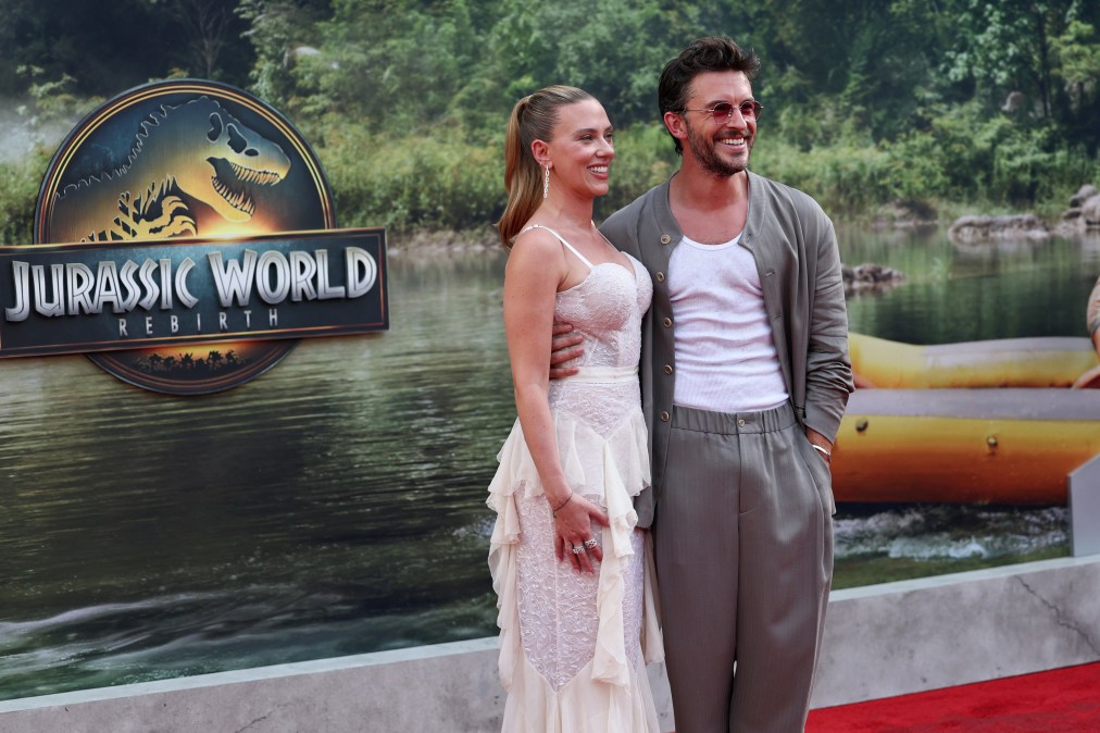 Scarlett Johansson and Jonathan Bailey 