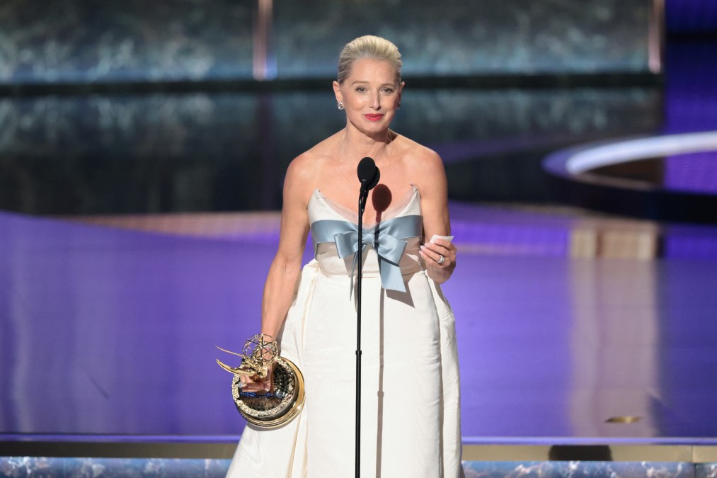Katherine LaNasa accepts the award for outstanding supporting actress 