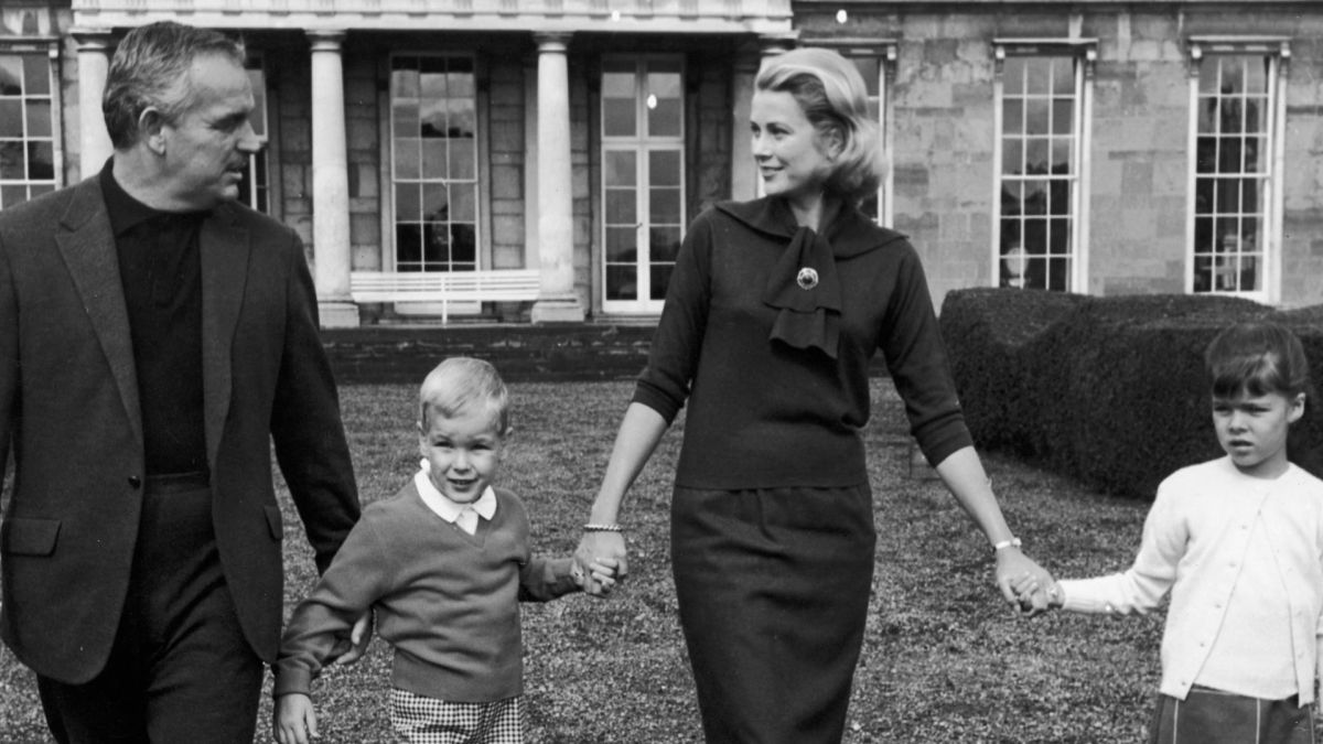 race Kelly (1929 - 1982) on a driveway in front of a ranch-style house near Palm Springs, Florida, with her husband Prince Rainier III of Monaco and their children Albert and Caroline, circa 1963
