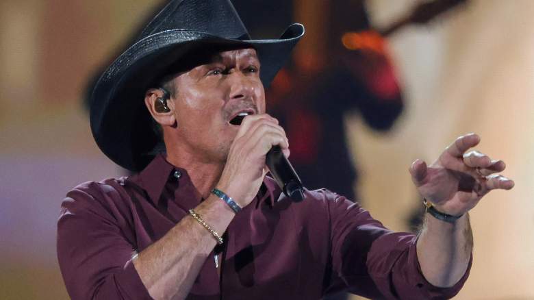 Tim McGraw performing
