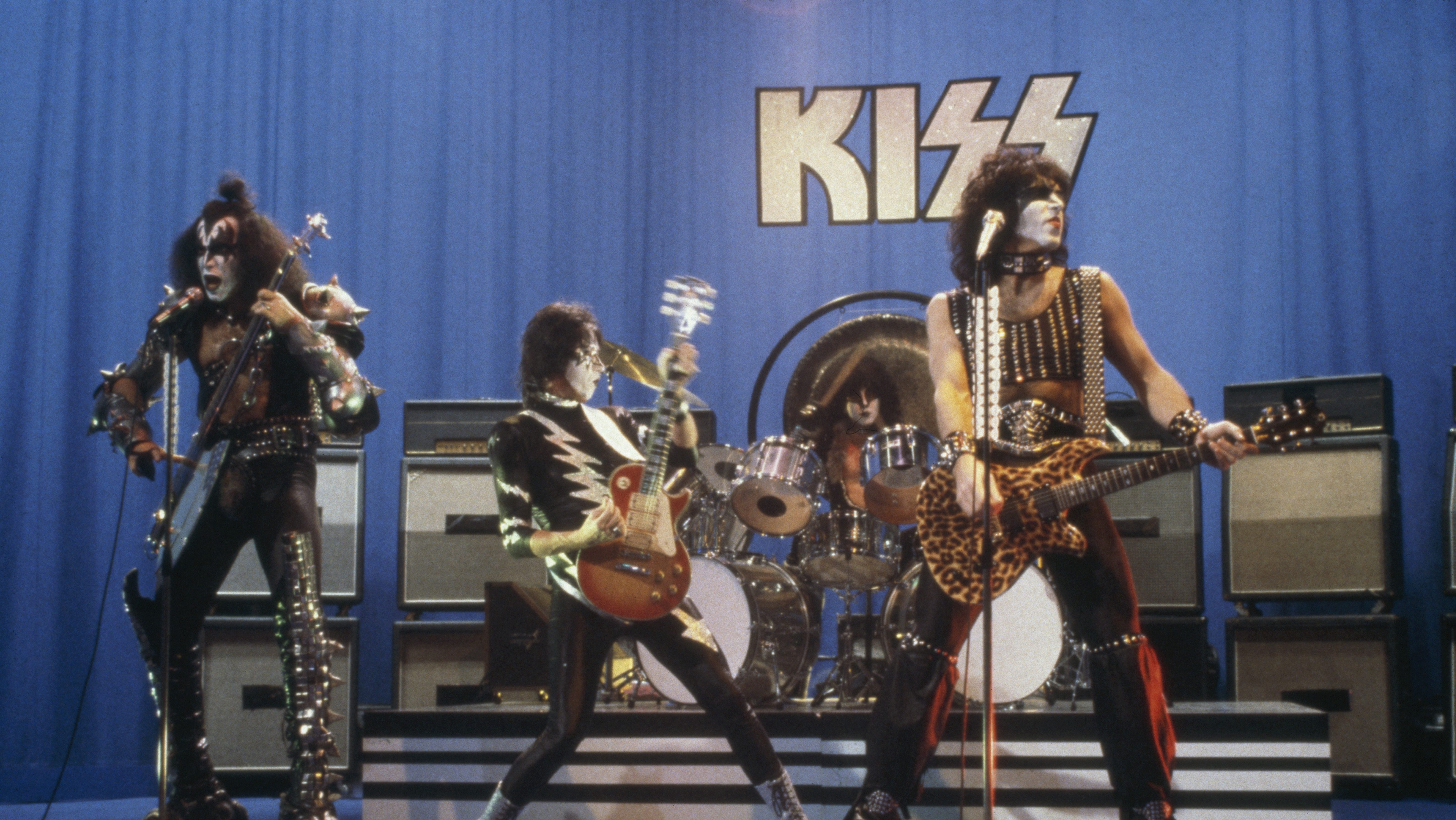 Gene Simmons & Paul Stanley Pay Tribute to Ace Frehley