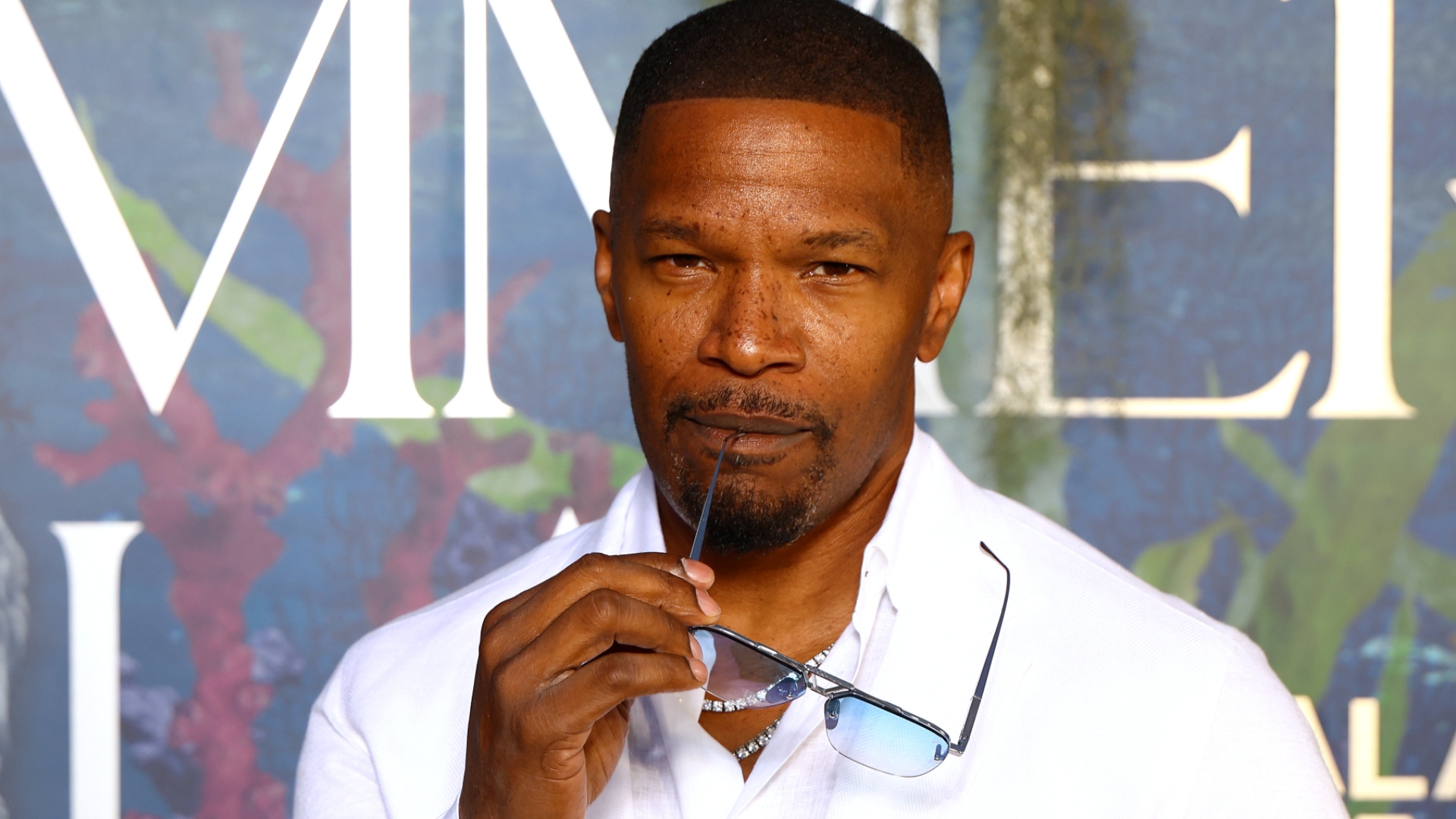 Jamie Foxx poses for photo