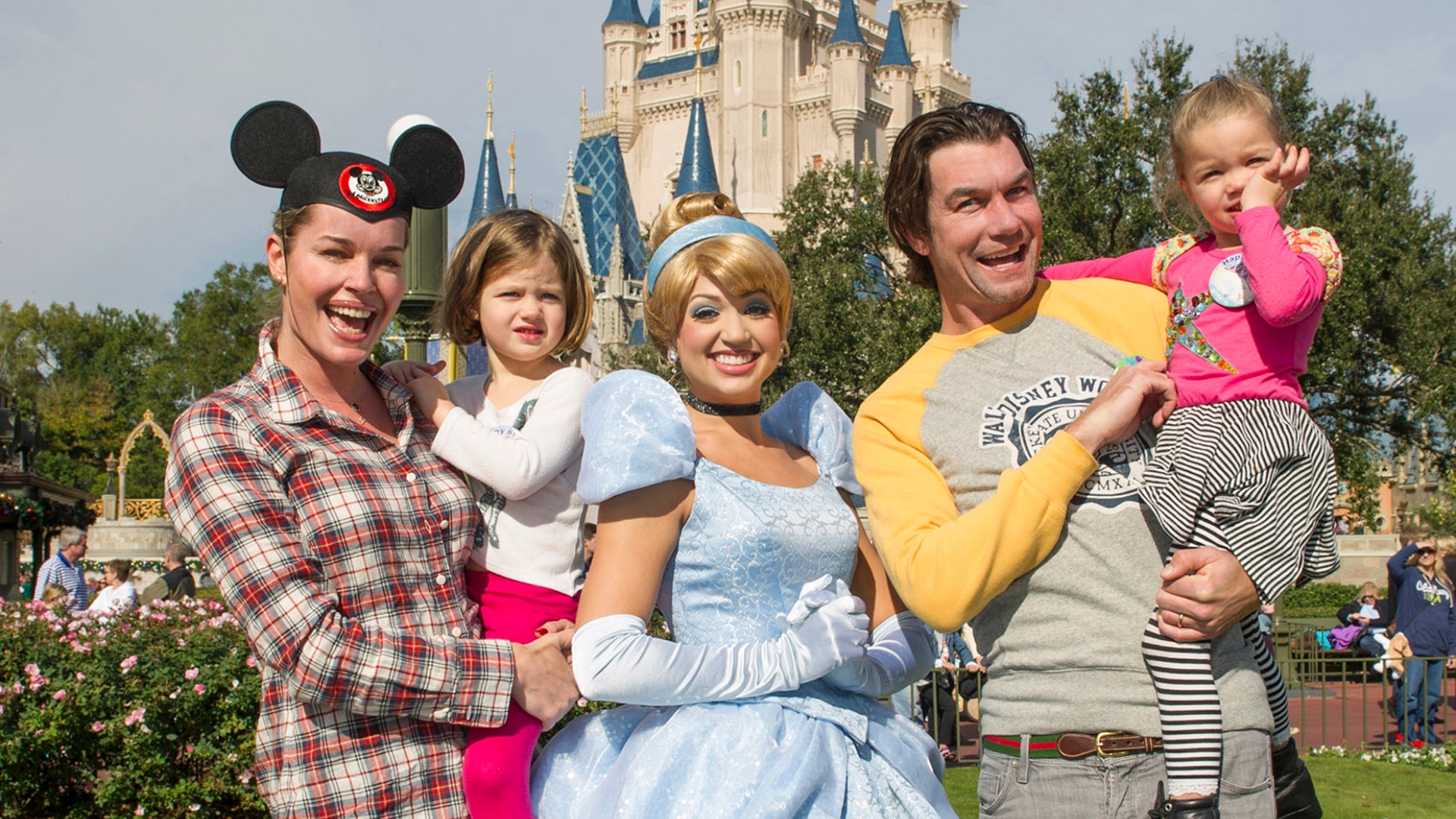 Jerry O'Connell, Rebecca Romijn and twins