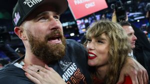 Travis Kelce #87 of the Kansas City Chiefs (L) celebrates with Taylor Swift