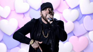 Eminem dating hair stylist