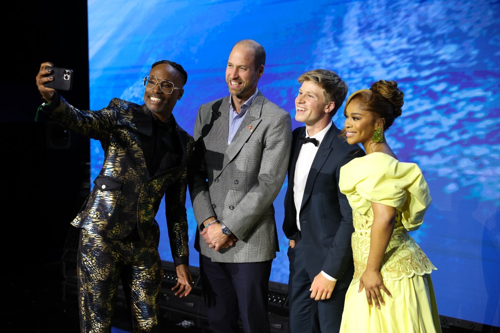  American actor Billy Porter takes a selfie with Britain's Prince William, Prince of Wales and Earthshot ambassadors Nomzamo Mbatha and Robert Irwin during the 2024 Earthshot Prize awards ceremony