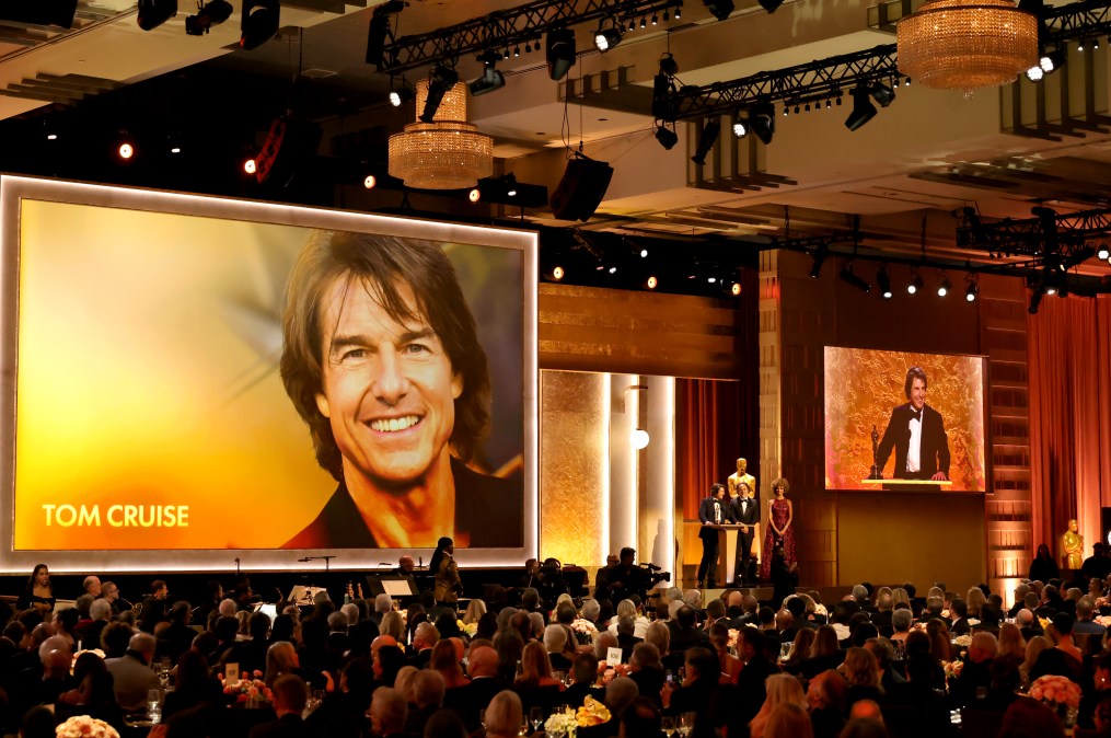 Tom Cruise accepts an Academy Honorary Award from Alejandro González Iñárritu 