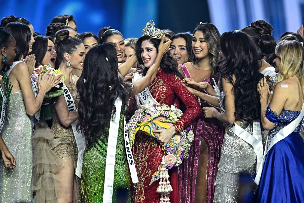 Miss Mexico Fatima Bosch with crown