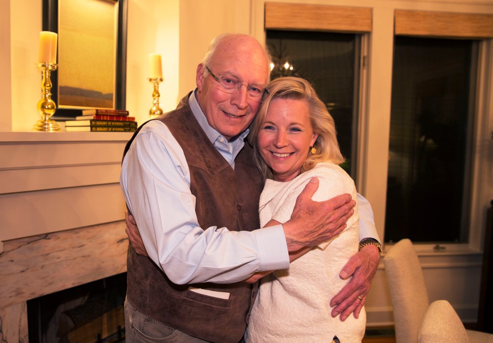 Dick Cheney embraces daughter Liz Cheney