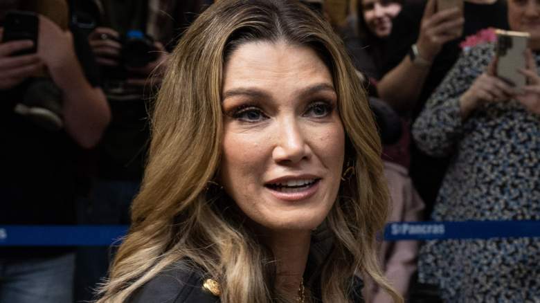 Delta Goodrem surrounded by a crowd of fans