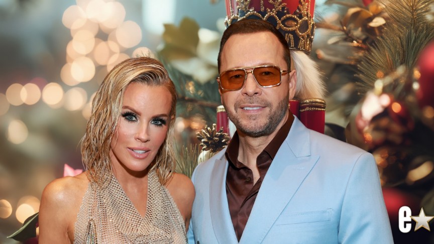 Jenny McCarthy and Donnie Wahlberg pose for photo