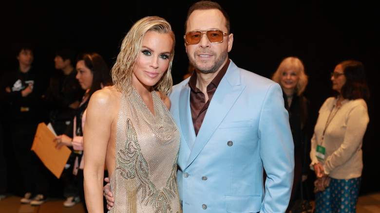 Jenny McCarthy and Donnie Wahlberg pose for photo