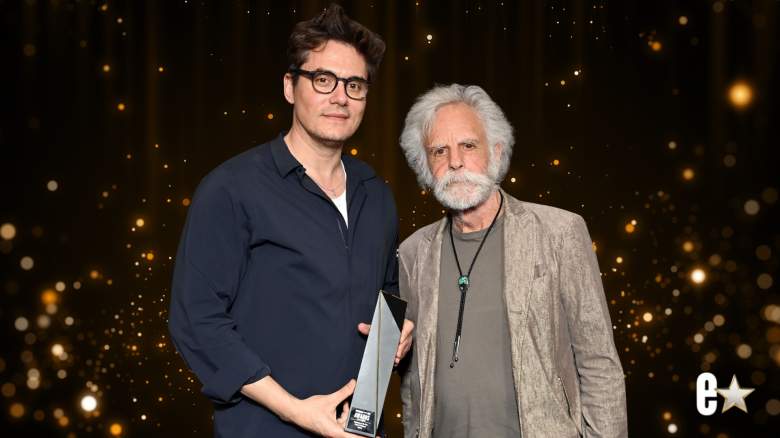 John Mayer and Bob Weir pose for a photo