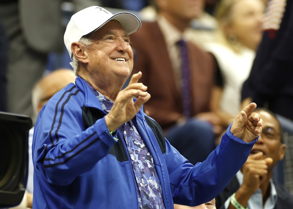 Neil Sedaka waves to the crowd during the Men’s Singles Quarterfinal
