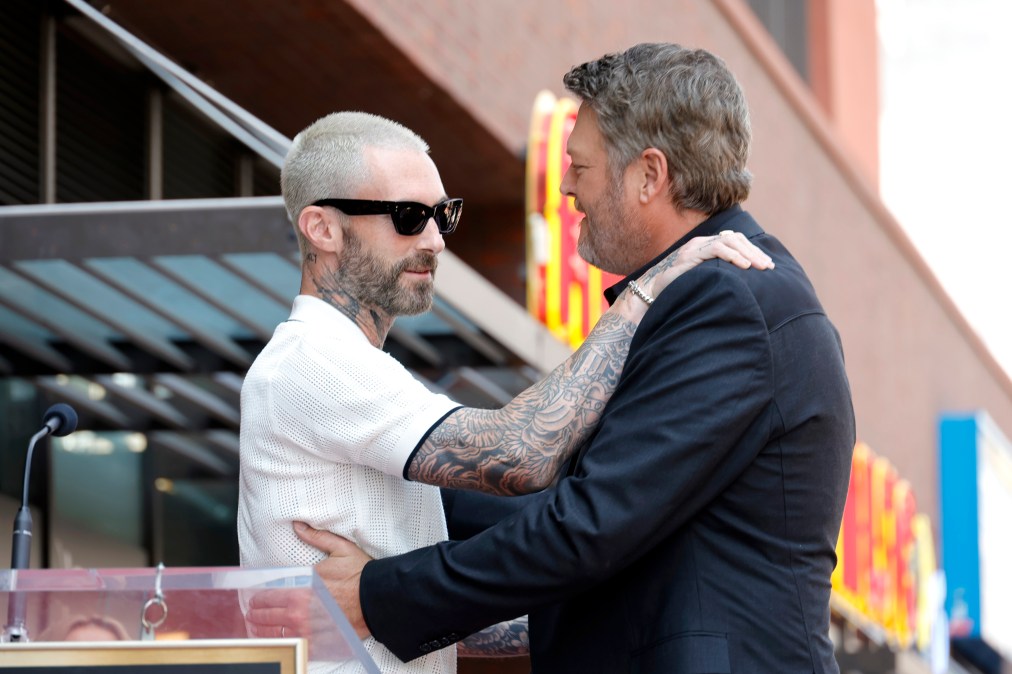blake shelton and adam levine embracing