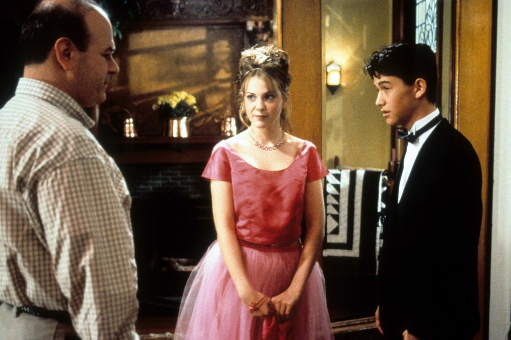 Larry Miller (L) with Larisa Oleynik and Joseph Gordon-Levitt in "10 Things I Hate About You" (1999).