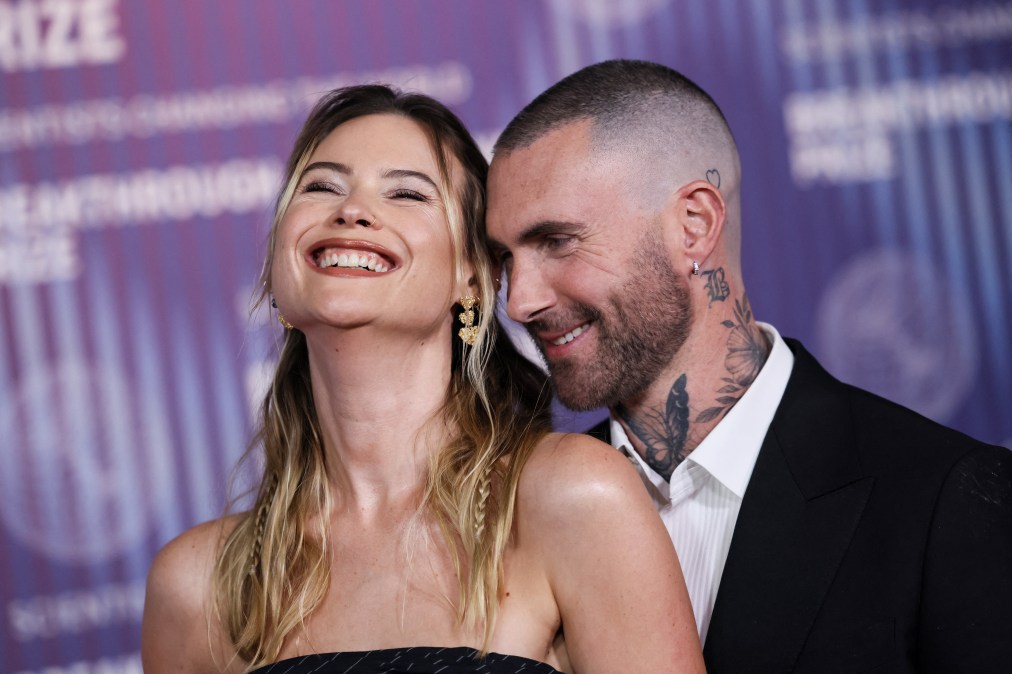 Behati Prinsloo, Adam Levine