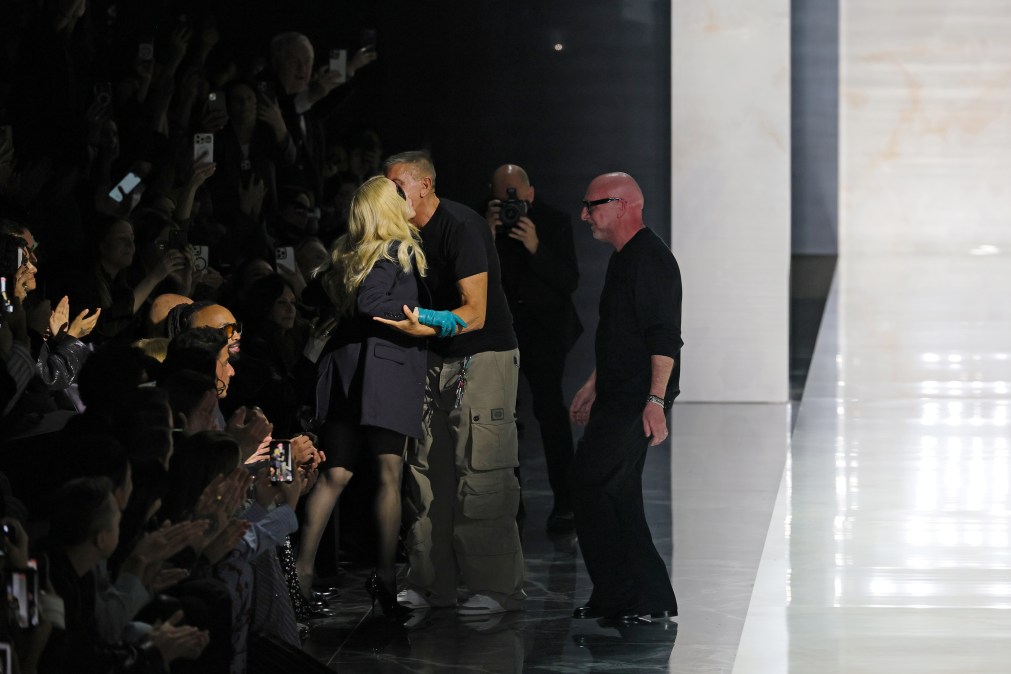 Madonna at Dolce&Gabbana show was wearing a total black outfit, with a colour dash in her gloves.