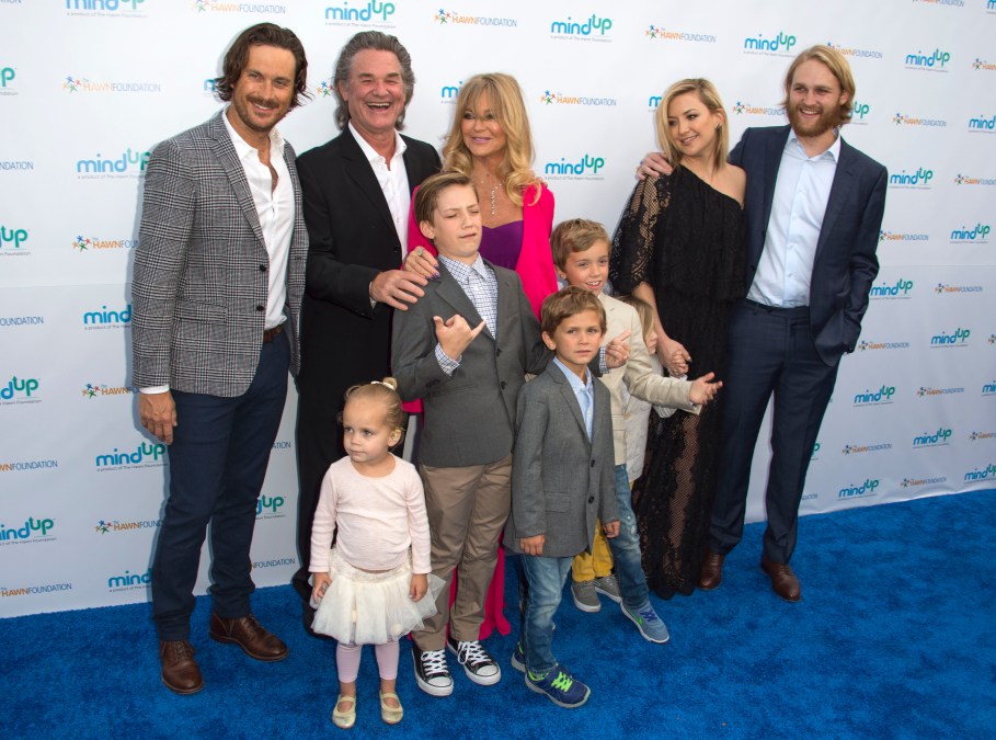 Kurt Russell and Goldie Hawn with their family