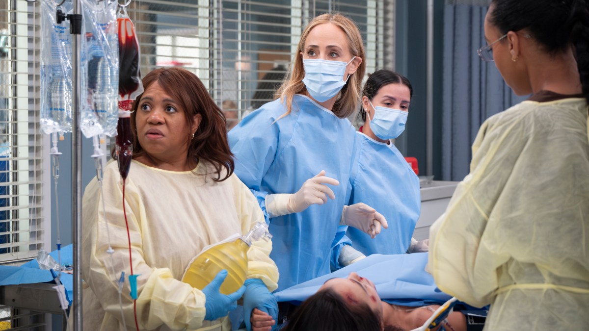The doctors at Grey Sloan must put aside their emotions under intense circumstances. 