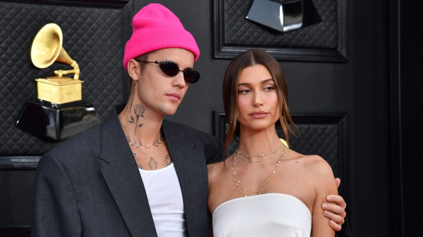 Justin Bieber (L) and US model Hailey Bieber