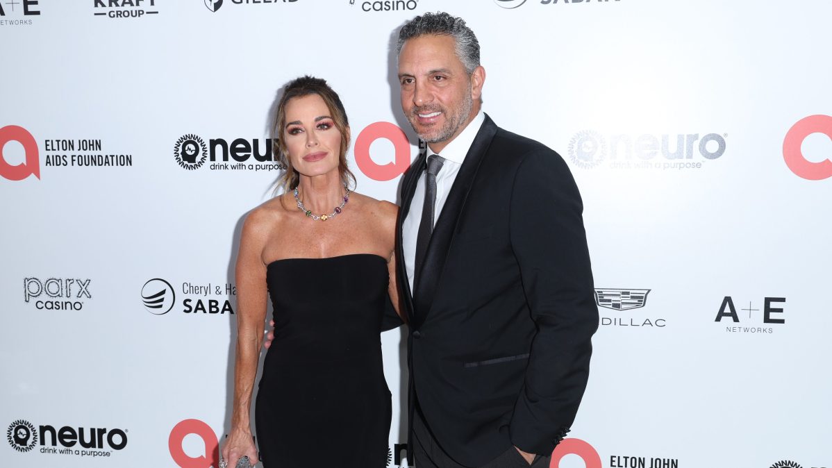 Kyle Richards and Mauricio Umansky pose together at a red carpet event